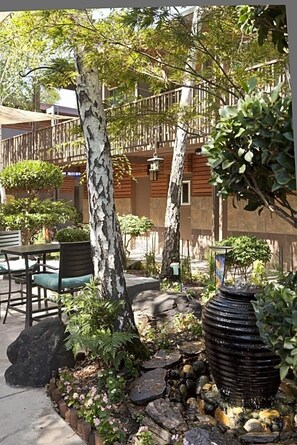 Outdoor dining - 2 Tranquil Unit with Heated Pool, Balcony & Free Breakfast in Palo Alto (Palo Alto)