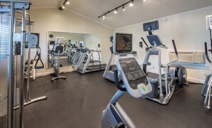 Fitness facility - 2 Relaxing Unit with Heated Pool, Free Parking & Breakfast in Palo Alto (Palo Alto)