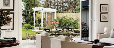 Televisio, takka, työhuone