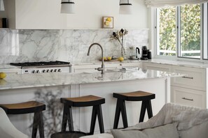 Microwave, oven, dishwasher, cookware/dishes/utensils - Echo Ridge Cottage Su (Leura)