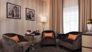 A hotel room with two armchairs, a round table, a lamp, and artwork on the wall. - Beautiful Boutique Room with Breakfast, Near Fisherman’s Wharf & Golden Gate (San Francisco)