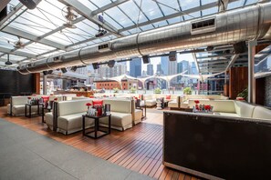 Outdoor dining - Modern Suite with Rooftop Lounge & Views of Downtown Chicago (Chicago)