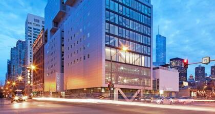 2 Luxury Queen with Rooftop Lounge & City Views Near Attractions