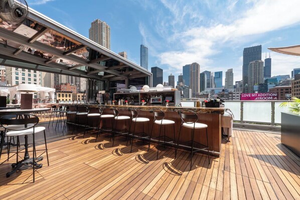 Bar (on property) - 2 Relaxing Rooms with Rooftop Lounge & City Views of Chicago (Chicago)