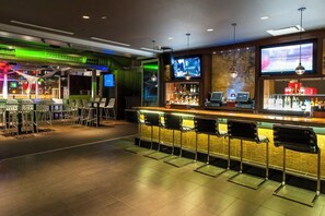 Bar (on property) - 2 Relaxing Rooms with Rooftop Lounge & City Views of Chicago (Chicago)