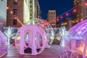 Terrace/patio - 2 Relaxing Rooms with Rooftop Lounge & City Views of Chicago (Chicago)