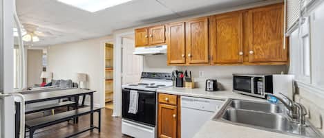 Frigorífico, microondas, horno y placa de cocina