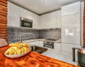 Kühlschrank, Mikrowelle, Ofen, Geschirrspüler