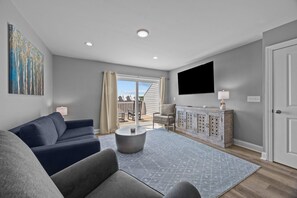 Smart-TV, Videospiele, Tischtennisplatte, Bücher