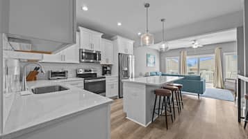 冰箱、微波炉、烤箱、炉灶