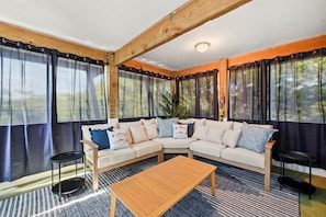 Smart TV, books - Just updated - Private Beach Access - Ocean View - Fire pit and Media Room (Holly Ridge)