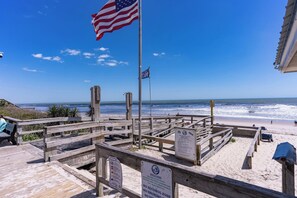 Beach nearby - Just updated - Private Beach Access - Ocean View - Fire pit and Media Room (Holly Ridge)