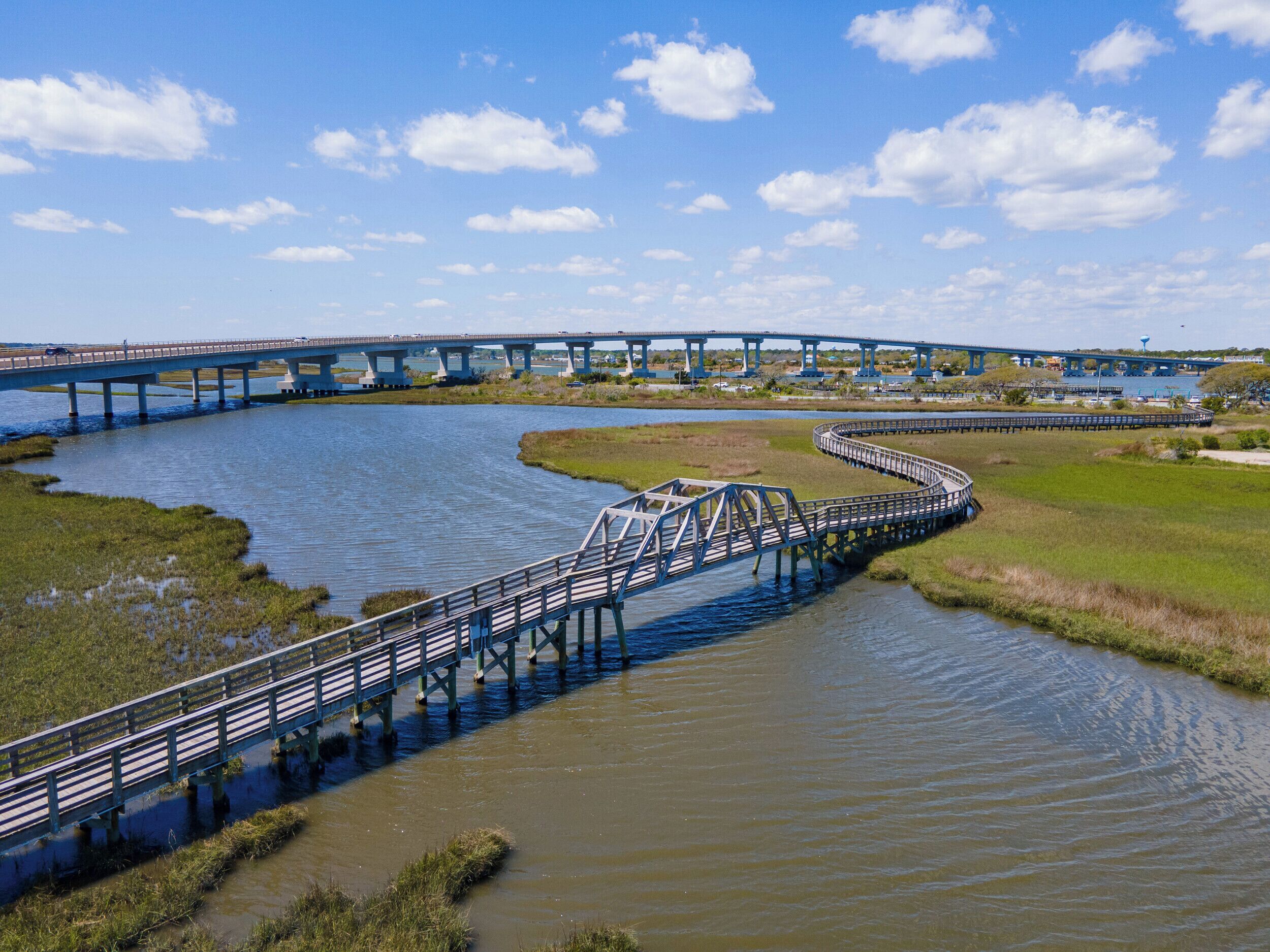 Eine Brücke über einem Fluss, strahlend blauer Himmel.