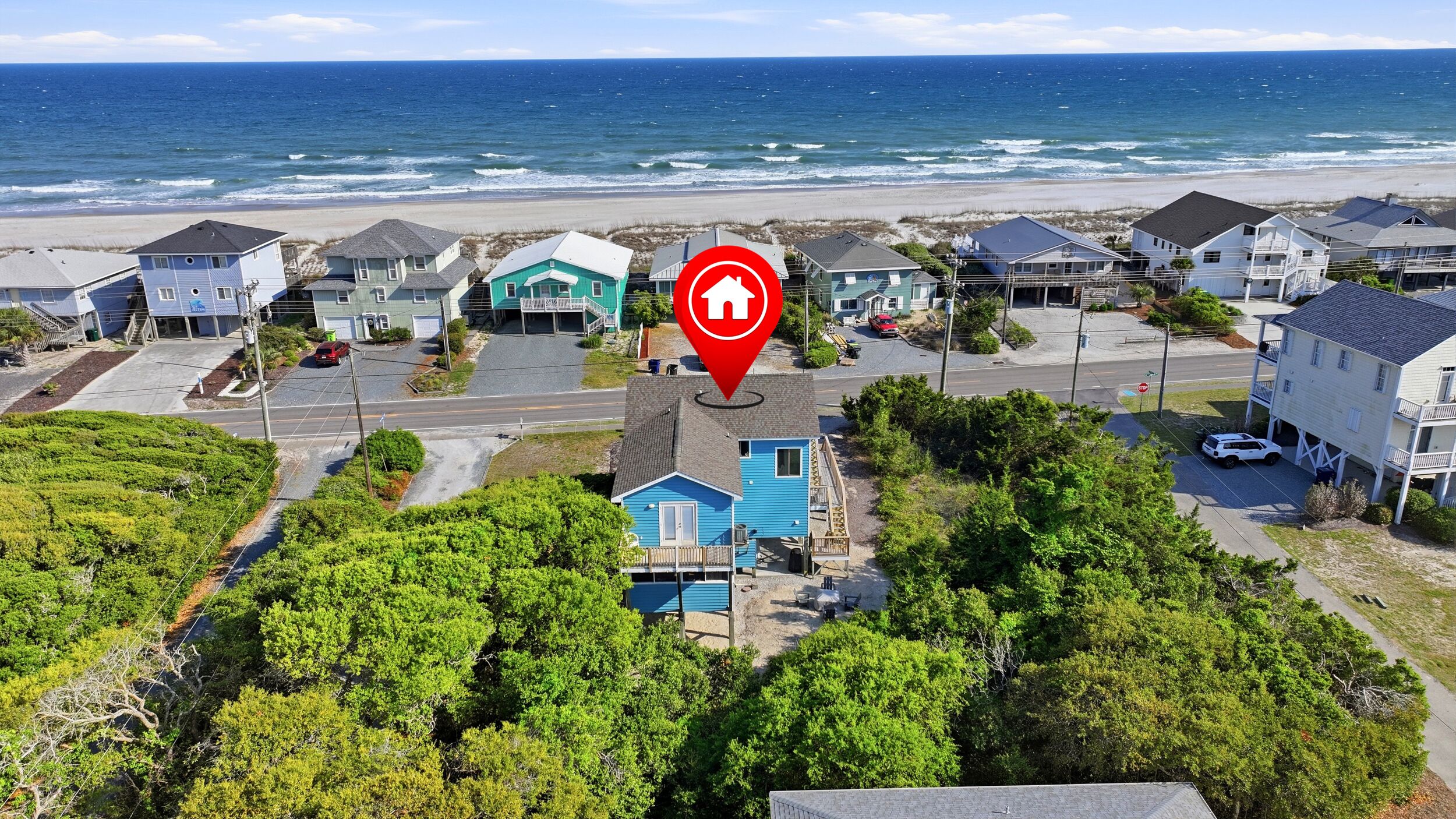 Zona residencial à beira-mar, com casas, praia e um marcador de localização.