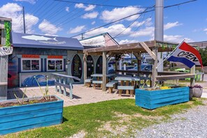 Outdoor dining - Just updated - Private Beach Access - Ocean View - Fire pit and Media Room (Holly Ridge)