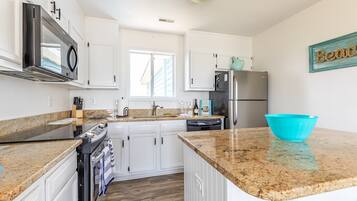 Kylskåp, mikrovågsugn, ugn och spishäll