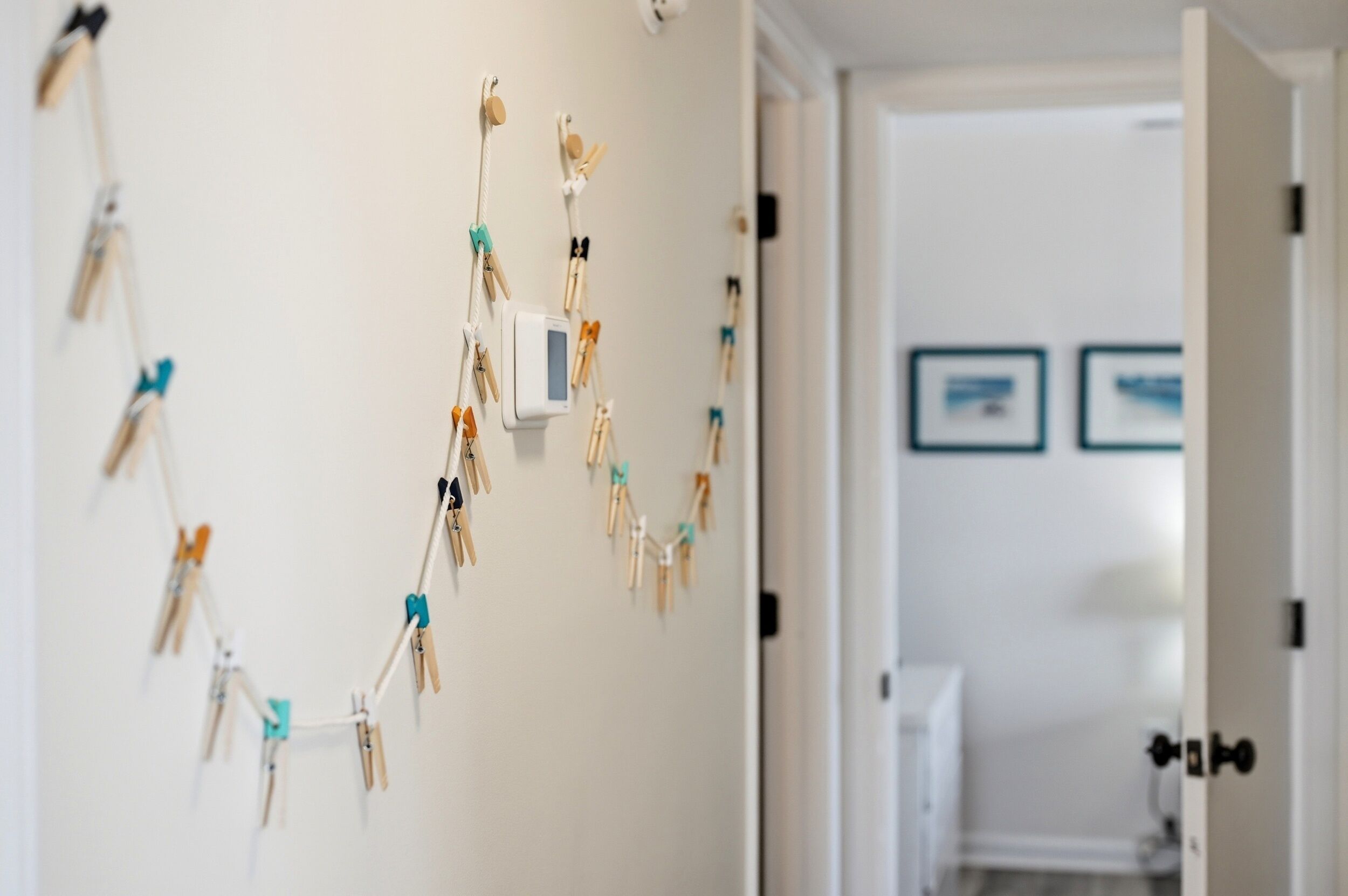 Un mur avec des pinces à linge et un petit appareil électronique.