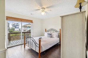3 bedrooms, iron/ironing board, free WiFi, bed sheets - Steps to the Beach | Fenced Yard | Pet Friendly (Surf City)