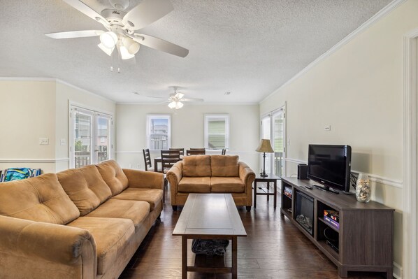 Smart TV - Steps to the Beach | Fenced Yard | Pet Friendly (Surf City)
