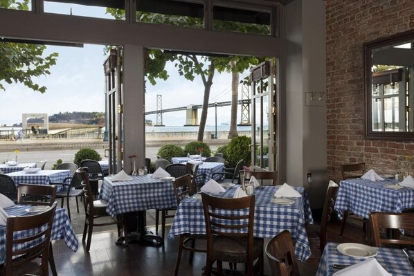 Dining - Charming Embarcadero Room Near Ferry, Oracle Park & Painted Ladies (San Francisco)
