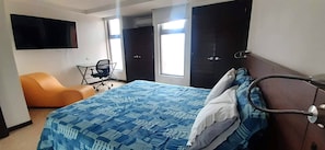 1 habitación, caja de seguridad en la habitación y escritorio 