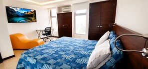 1 bilik tidur, peti besi dalam bilik, meja, ruang kerja komputer riba 