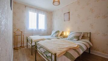 2 bedrooms, travel crib, free WiFi