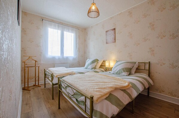 2 bedrooms, travel cot, free WiFi