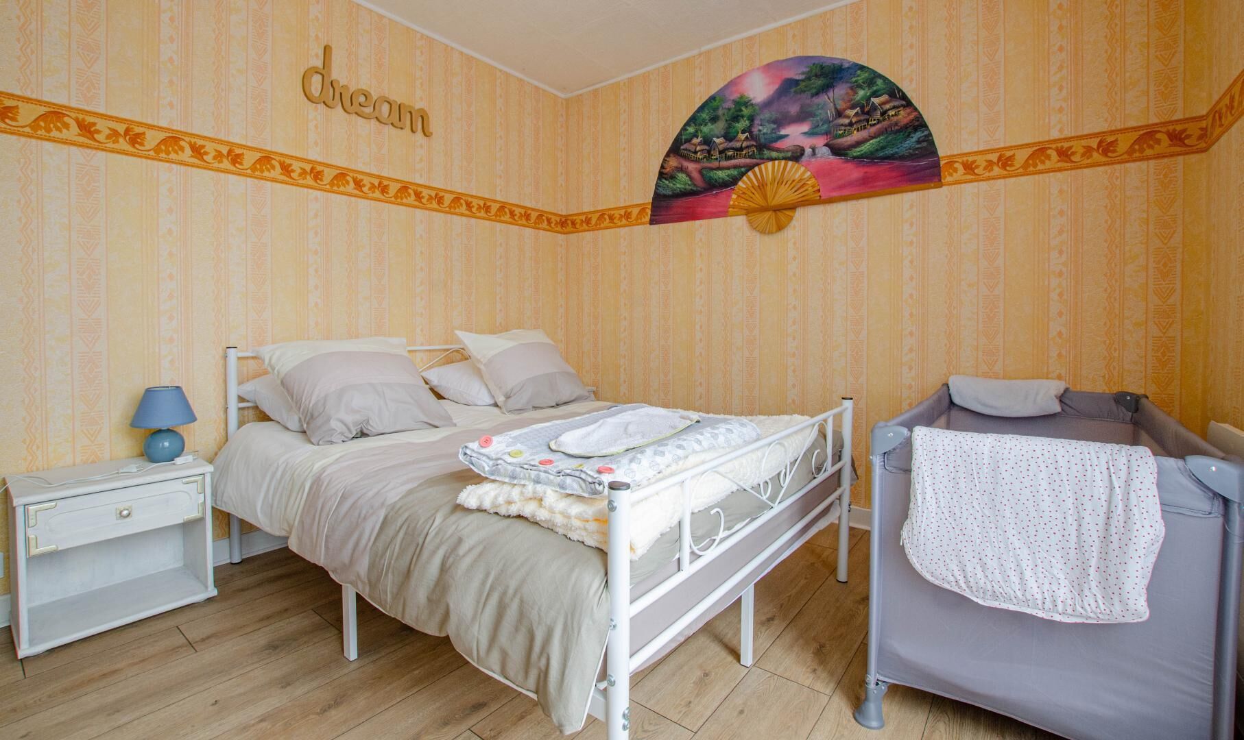 2 bedrooms, travel cot, free WiFi