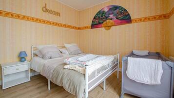 2 bedrooms, travel cot, free WiFi