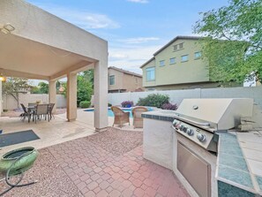Outdoor dining - Mesa Pool Home! Baseball, Pickleball More Fun for Everyone! (Mesa)