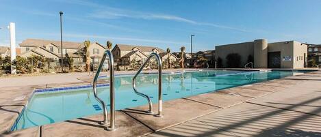 حمّام سباحة مُدفَّأ