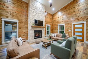 Smart TV, fireplace