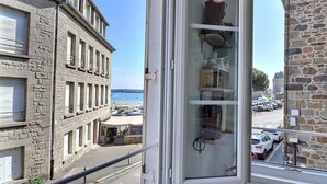 A balcony with a view of the sea and parked cars. - Herman's stopover - SAINT MALO (SAINT MALO)