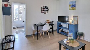 A modern living room with a dining area, a TV, and a bookshelf. - Herman's stopover - SAINT MALO (SAINT MALO)