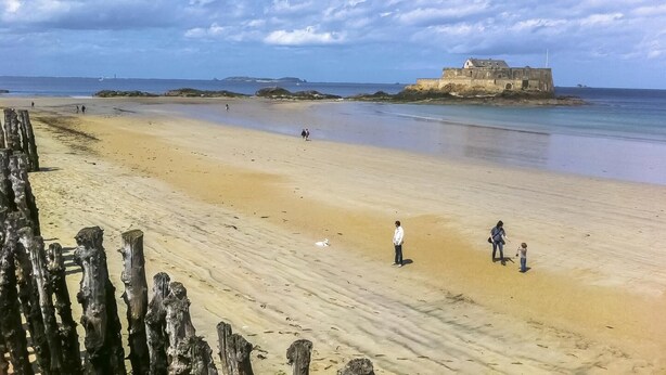 A sandy beach with a historic stone building in the background. - Herman's stopover - SAINT MALO (SAINT MALO)