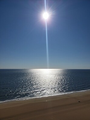 Chaises longues, serviettes de plage