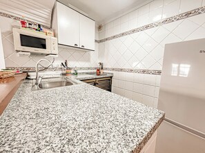 Apartment, 1 Bedroom, Smoking, City View | Interior