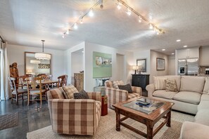 Een televisie, een open haard en een stereo