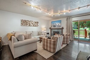 Fernseher, Kamin, Stereoanlage