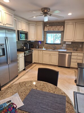 Private kitchen - Cozy 1-bedroom apartment with AC, WiFi in charming Barnstable (Barnstable)