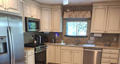 Cozy 1-bedroom apartment with AC, WiFi in charming Barnstable