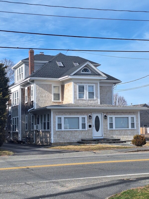 Exterior - Cozy 1-bedroom apartment with AC, WiFi in charming Barnstable (Barnstable)