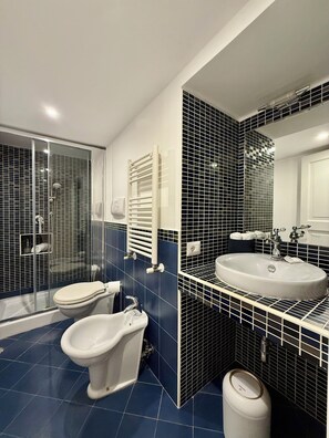 Douche, sèche-cheveux, bidet, serviettes fournies