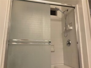 Dusche, Haartrockner, Handtücher, Seife