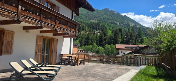 Un chalet doté d’un balcon, d’un espace extérieur aménagé et offrant une vue sur les montagnes.