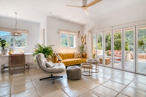 Televisión y chimenea