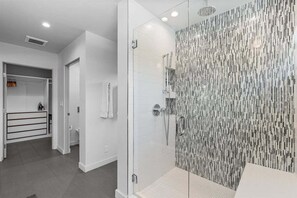 Douche, sèche-cheveux, serviettes fournies