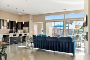 Smart TV, fireplace - Modern Desert Lux Home (Palm Springs)