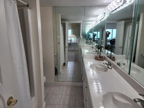 Hair dryer, towels, soap, toilet paper - BeachFront Pinnacle Port 3BedRm3Bath Mid-Rise WrapAround Balcony adjacent to 30A (Panama City Beach)